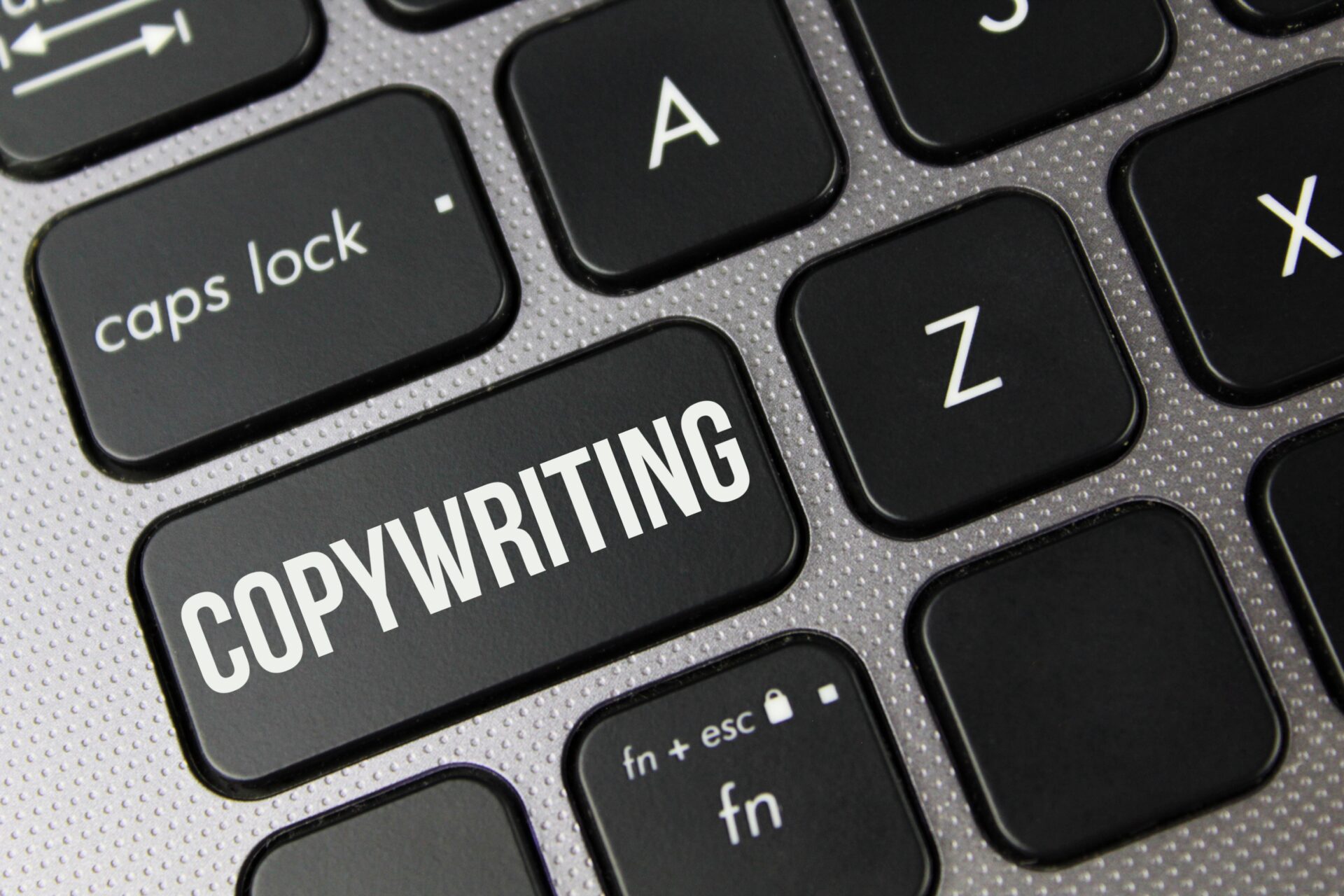 copywriter internetowy - symboliczna klawiatura z przyciskiem