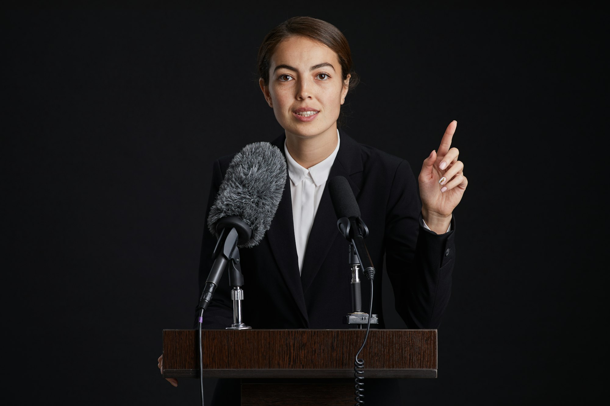 Prezydent miasta przemawia, stoi na trybunie wskazując palcem lewej ręki