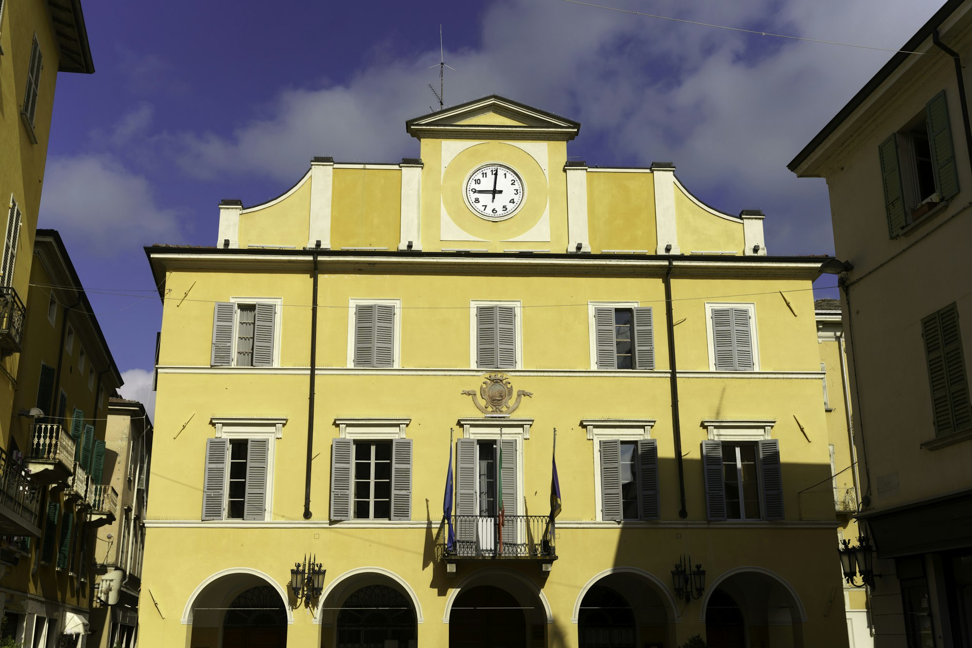 Włoski ratusz małego miasta Salsomaggiore — przykład budynku, w którym urzęduje burmistrz